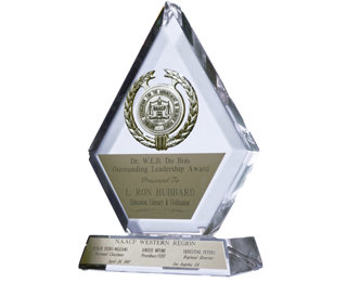 W.E.B. DuBois Outstanding Leadership Award – NAACP | Uitgereikt aan dhr. Hubbard voor zijn humanitaire werk op het gebied van onderwijs en geletterdheid.