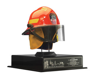 Honoraire Brandweerhelm van New York – NY City Fire Department | Geschonken aan L. Ron Hubbard door brandweerlieden uit de stad na het succes van het New York Rescue Workers Detoxification Project, en met de inscriptie: “Aan onze broeder, L. Ron Hubbard, van uw broeders van de New York City Fire Department, we eren u met deze helm, een symbool van ons motto, ‘om leven en eigendommen te beschermen’ wat het erfgoed van uw technologie belichaamt, 2 augustus 2003.”
