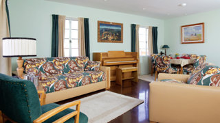 De woon/eetkamer van L. Ron Hubbard’s huis in Phoenix, volledig gerestaureerd met alle meubels, stoffen en al het kunstwerk zoals toen hij hier woonde en zijn onderzoek deed naar de menselijke geest.